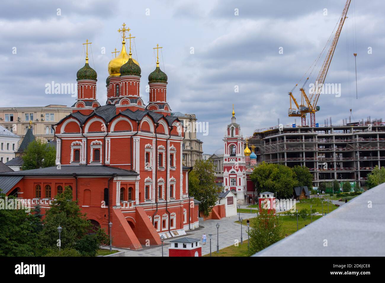 Moscou, Russie - 24 août 2020 : Cathédrale du signe avec des dômes dorés. Construction d'un complexe hôtelier cinq étoiles sur la rue Varvarka à Moscou Banque D'Images
