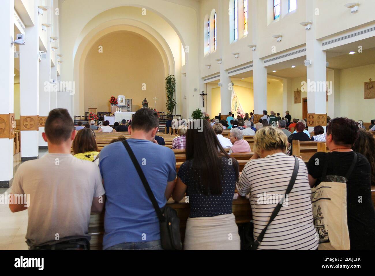 Medjugorje, BiH. 2016/6/4. Pèlerins priant dans l'église Saint-Jacques à Medjugorje. Banque D'Images