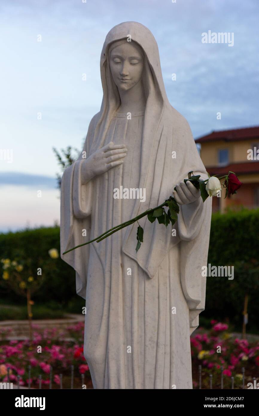 Medjugorje, BiH. 2016/6/5. La statue de la Reine de la paix à proximité de l'église Saint-Jacques. Banque D'Images