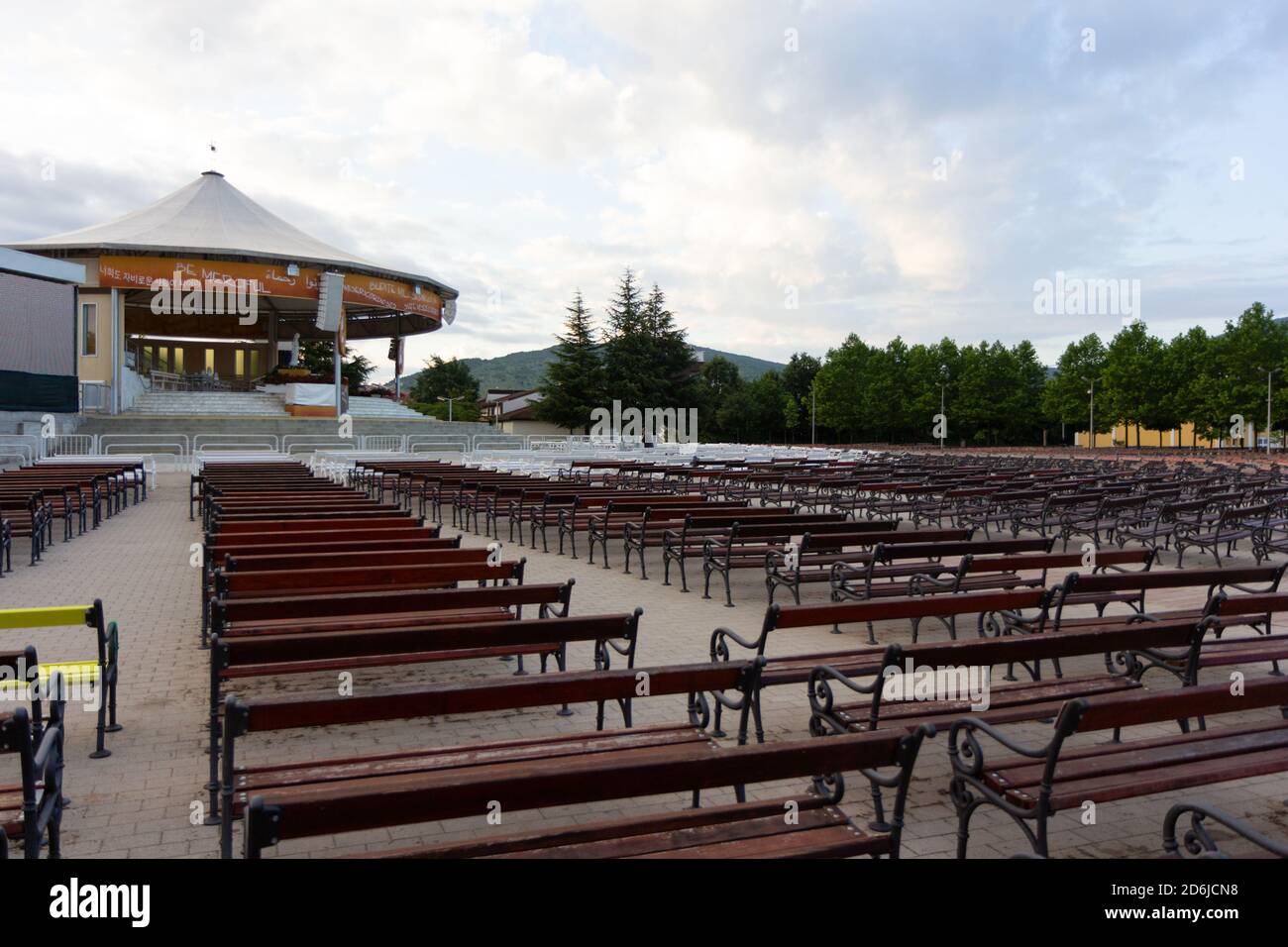 Medjugorje, BiH. 2016/6/5. Un homme solitaire priant sur ses genoux à l'autel extérieur de l'église Saint-Jacques à Medjugorje. Banque D'Images