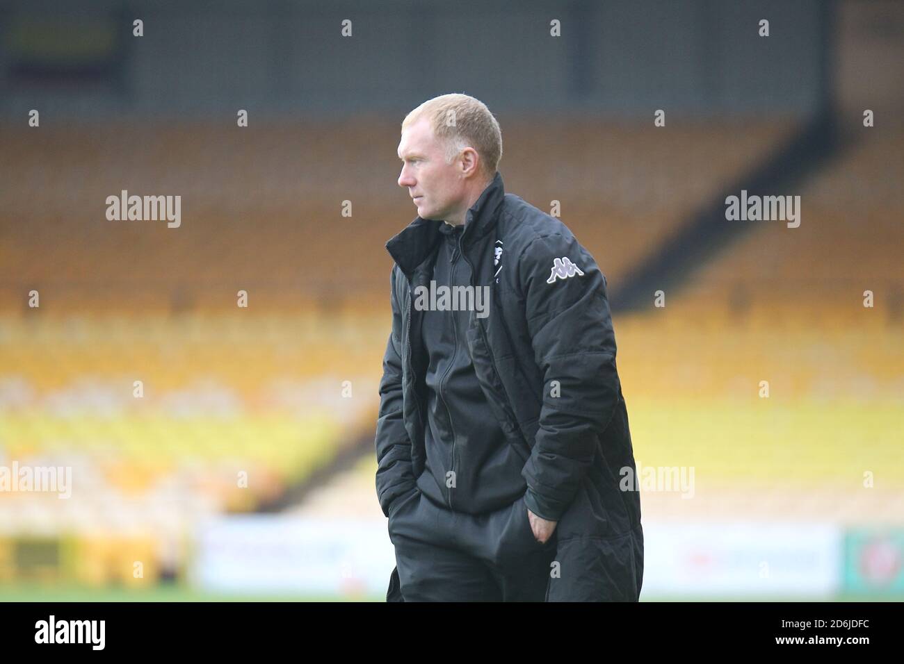 Bursrem, Staffordshire, Royaume-Uni. 17 octobre 2020. Paul Scholes, copropriétaire de Salford City et directeur intérimaire, dans le dugout, prend en charge l'équipe pour la première fois dans le cadre de la deuxième ligue à Vale Park contre Port Vale, qui a joué derrière des portes fermées en raison de la pandémie du coronavirus. Salford City a continué à perdre le jeu 1-0. Banque D'Images