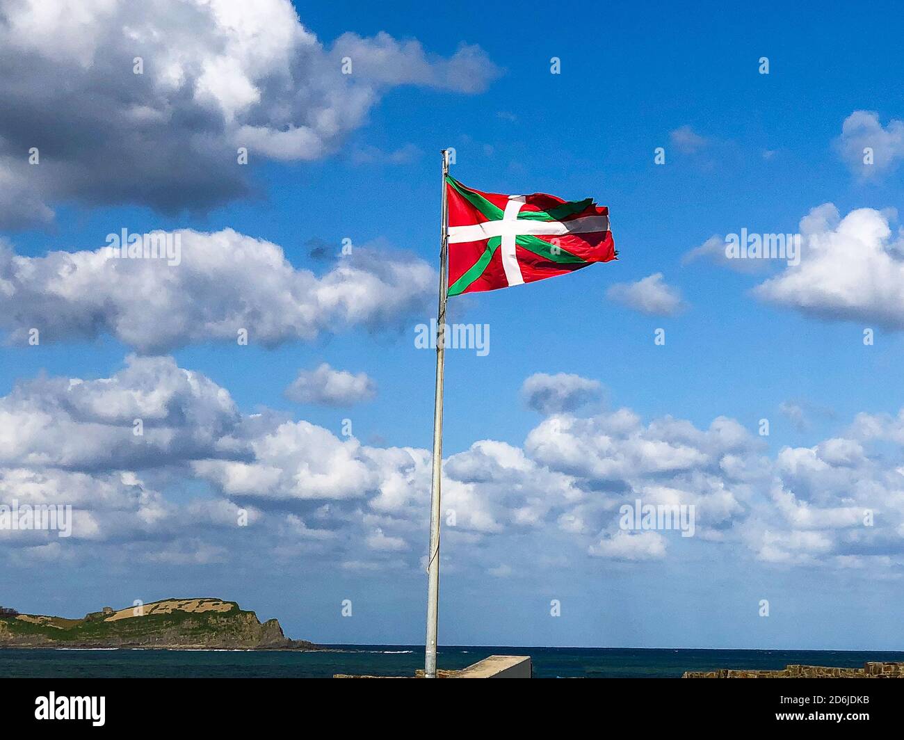 Drapeau Ikurrina, symbole et drapeau de la Communauté autonome basque. Mundaka, Espagne Banque D'Images