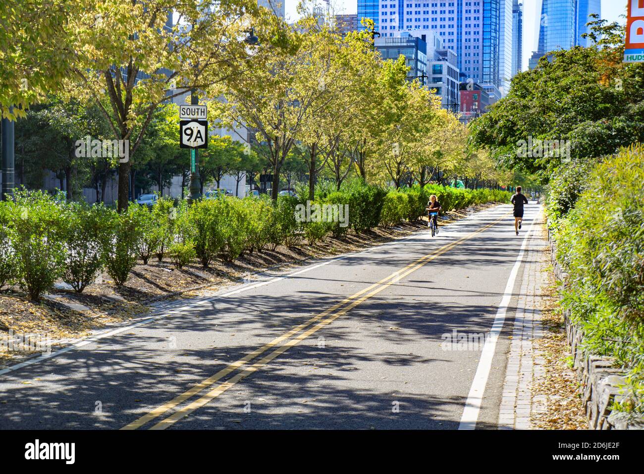 Cycliste et jogging sur la piste cyclable et de jogging le long de West Side Highway, New York City, New York, États-Unis Banque D'Images