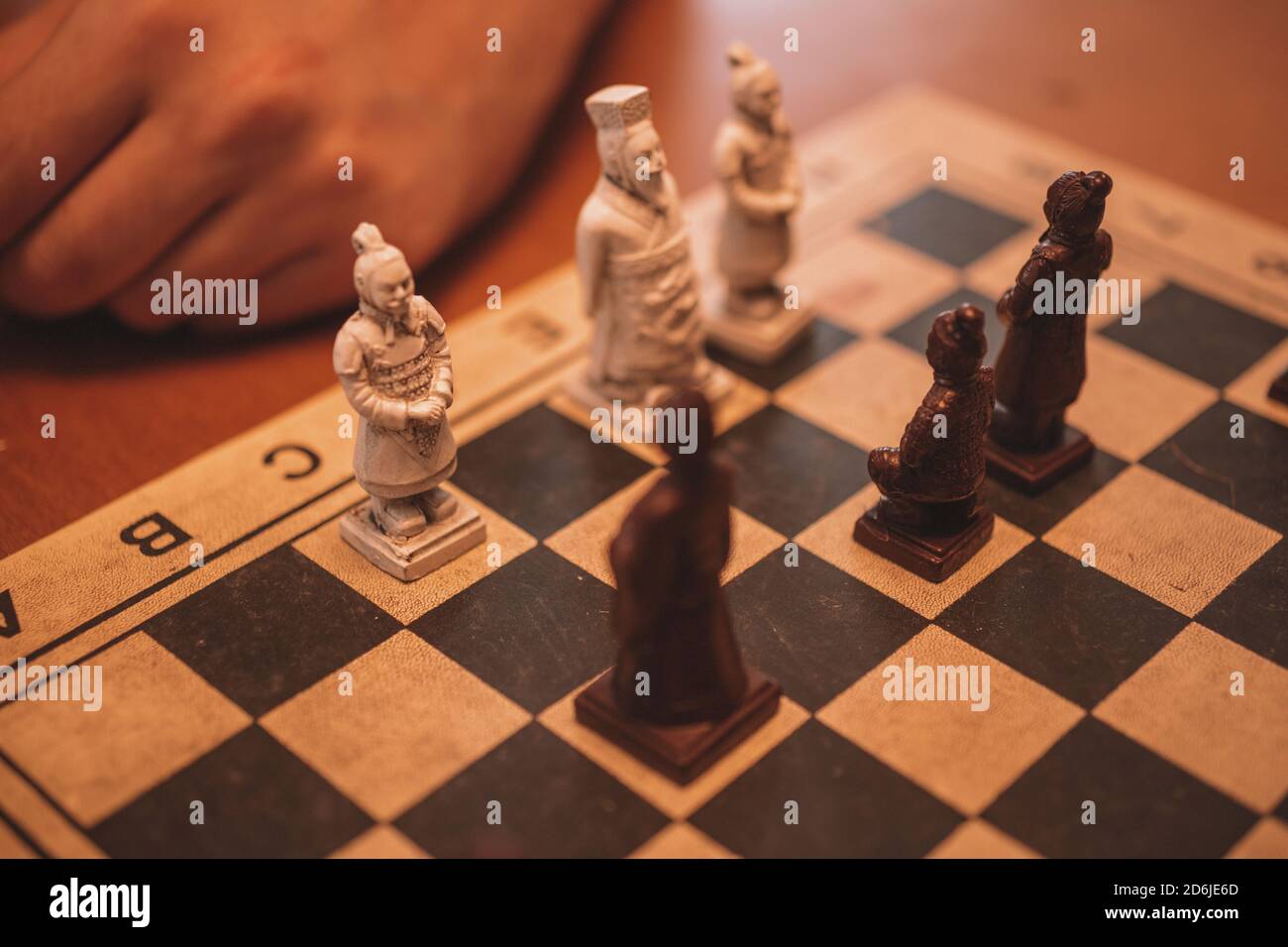 Gros plan de figures d'échecs noir et blanc similaires dans devant l'un de l'autre sur un bureau Banque D'Images