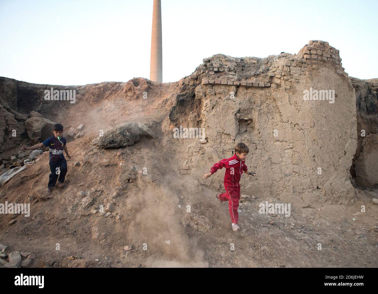 Téhéran. 17 octobre 2020. Les enfants jouent dans un bidonville à la périphérie de Téhéran, en Iran, le 17 octobre 2020, Journée internationale pour l'élimination de la pauvreté. Credit: Ahmad Halabisaz/Xinhua/Alamy Live News Banque D'Images