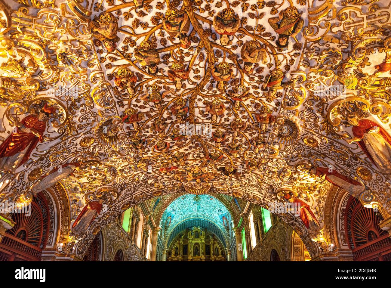 La lumière du matin brillant à l'intérieur de l'église de Saint-Domingue au lever du soleil avec ses décorations de feuilles d'or complexes, Oaxaca, Mexique. Banque D'Images