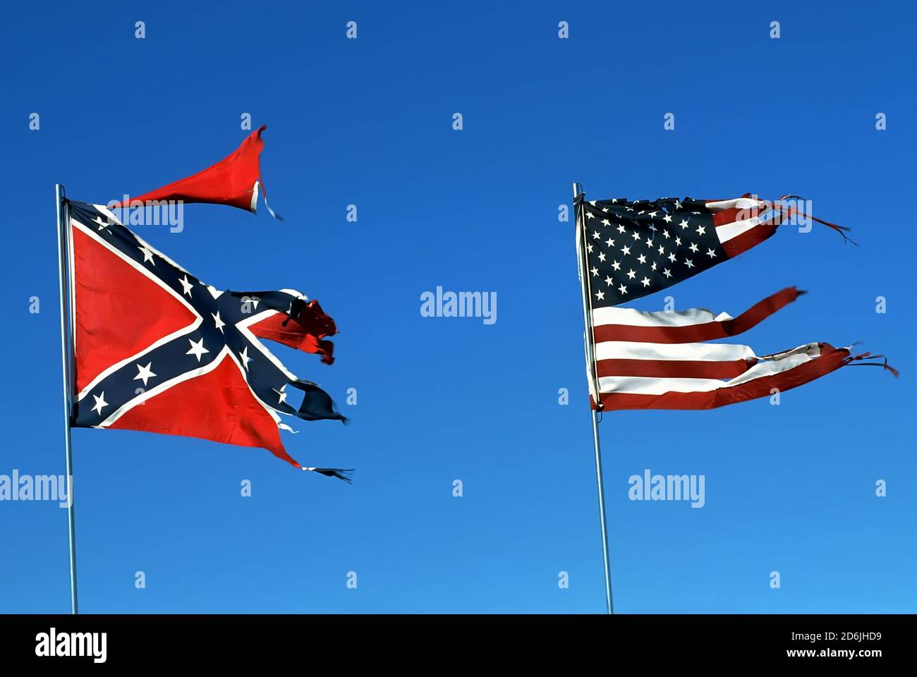 Déchiré en lambeaux et drapeau américain vole le long du côté sud de l'un drapeau confédéré Banque D'Images