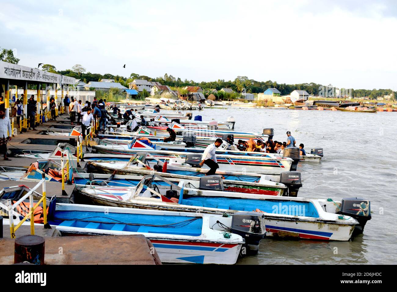 Transport de personnes en bateau à grande vitesse,petit bateau,la photo a été prise de la rivière Padma,Maoa,Dhaka le 18 octobre 2020. Banque D'Images