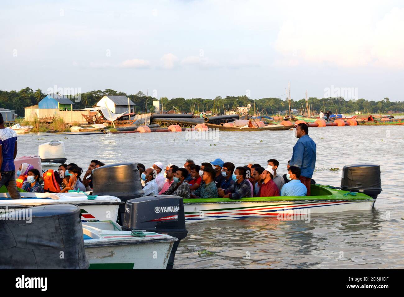 Transport de personnes en bateau à grande vitesse,petit bateau,la photo a été prise de la rivière Padma,Maoa,Dhaka le 18 octobre 2020. Banque D'Images