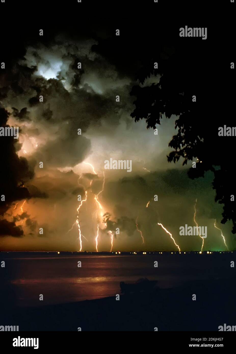 la pluie et l'éclair s'éclairant sur l'eau Banque D'Images