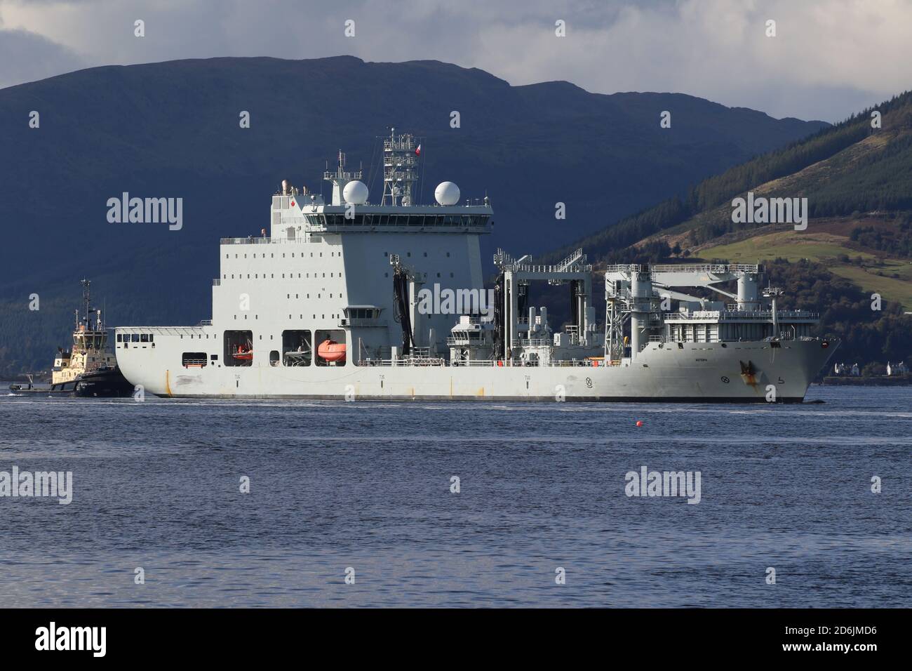 MV Astérix, un navire de ravitaillement en charge temporaire de la Marine royale du Canada, assisté par le Svitzer TUG Ayton Cross, pendant le guerrier interarmées 20-2. Banque D'Images