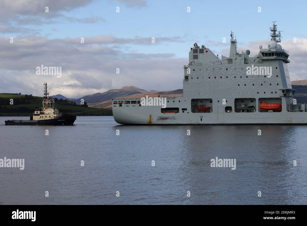 MV Astérix, un navire de ravitaillement en charge temporaire de la Marine royale du Canada, assisté par le Svitzer TUG Ayton Cross, pendant le guerrier interarmées 20-2. Banque D'Images