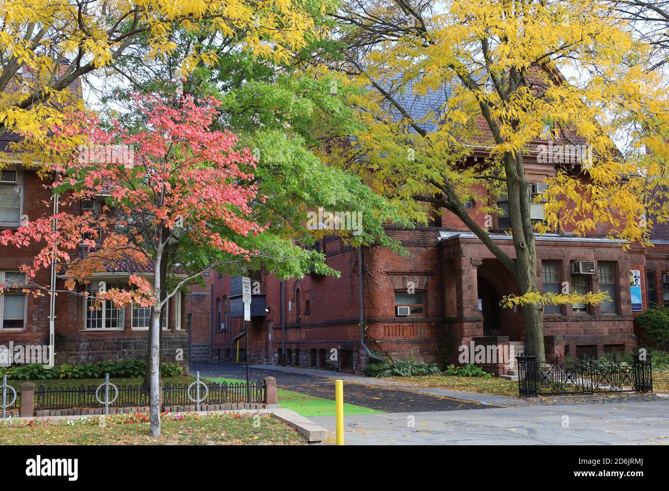 Toronto, Canada - le 16 octobre 2020 : campus de l'Université de Toronto, anciennes demeures transformées en édifices universitaires aux couleurs d'automne Banque D'Images