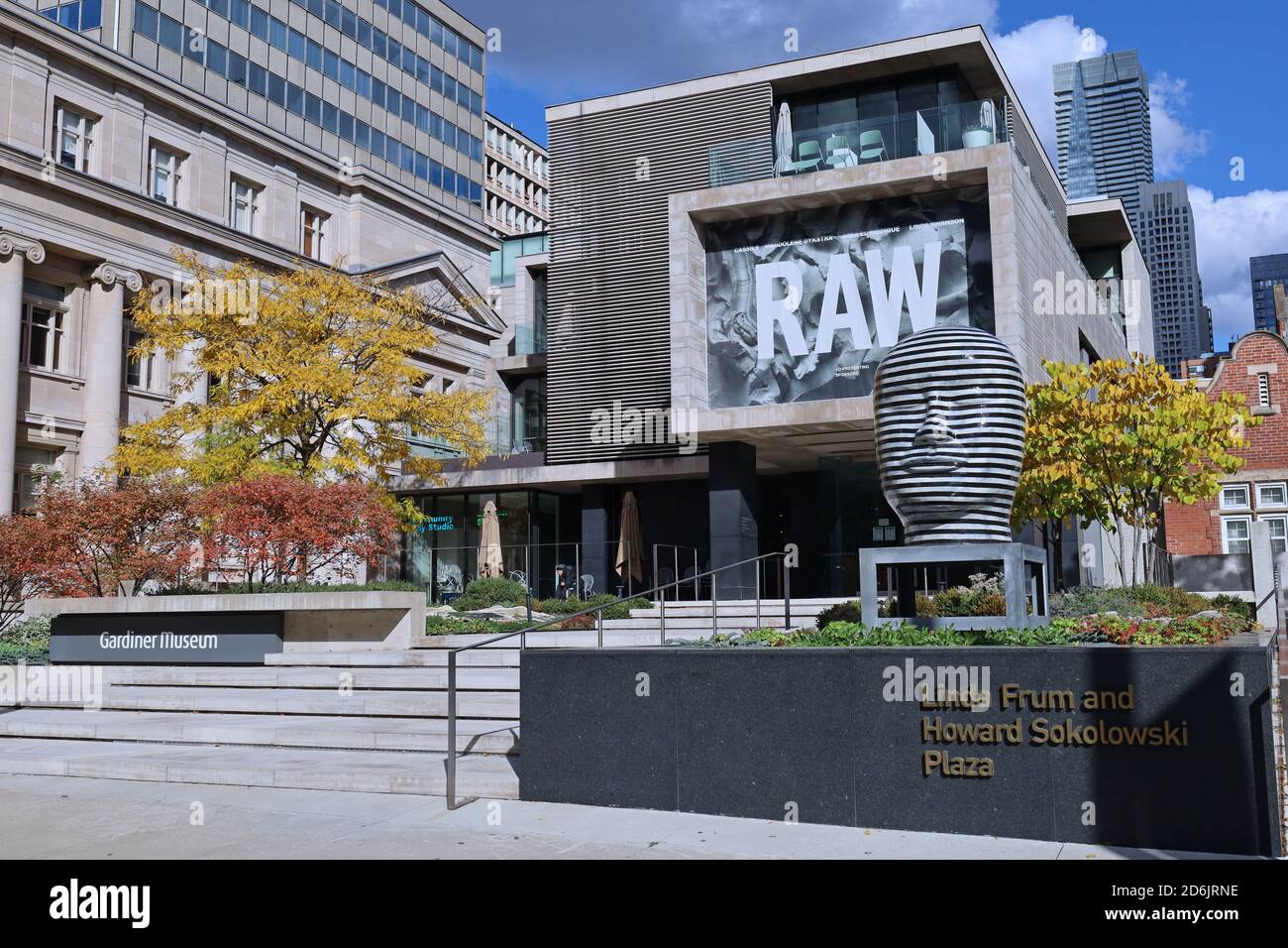 Toronto, Canada - le 16 octobre 2020 : le Musée Gardiner présente une grande variété d'œuvres d'art en céramique du monde entier dans ce bâtiment moderne. Banque D'Images