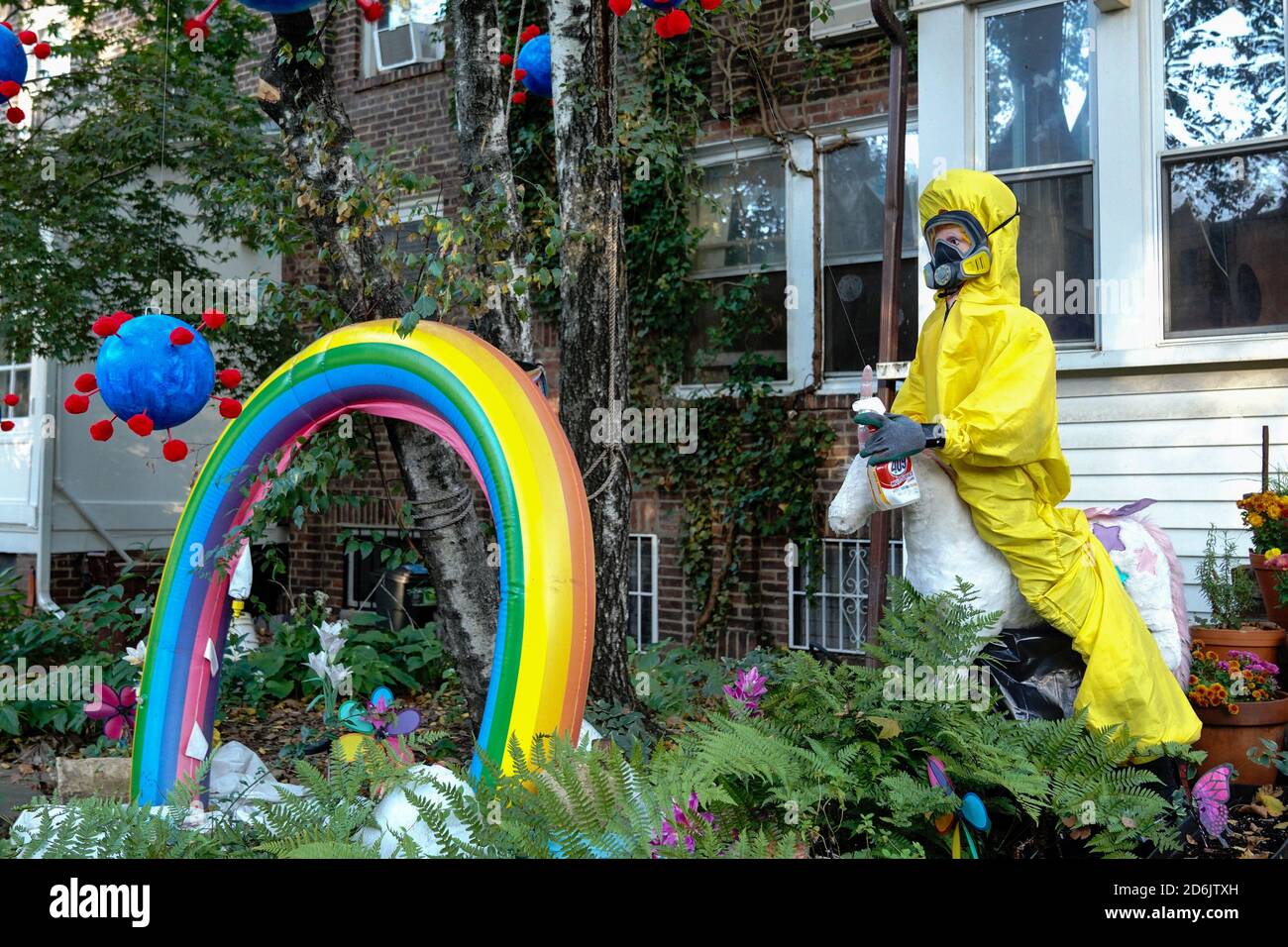New York, États-Unis. 15 octobre 2020. Vue sur les décorations d'Halloween sur le thème Covid-19 à Sunnyside, Queens, New York. Crédit : SOPA Images Limited/Alamy Live News Banque D'Images New York, États-Unis. 15 octobre 2020. Vue sur les décorations d'Halloween sur le thème Covid-19 à Sunnyside, Queens, New York. Crédit : SOPA Images Limited/Alamy Live News Banque D'Images