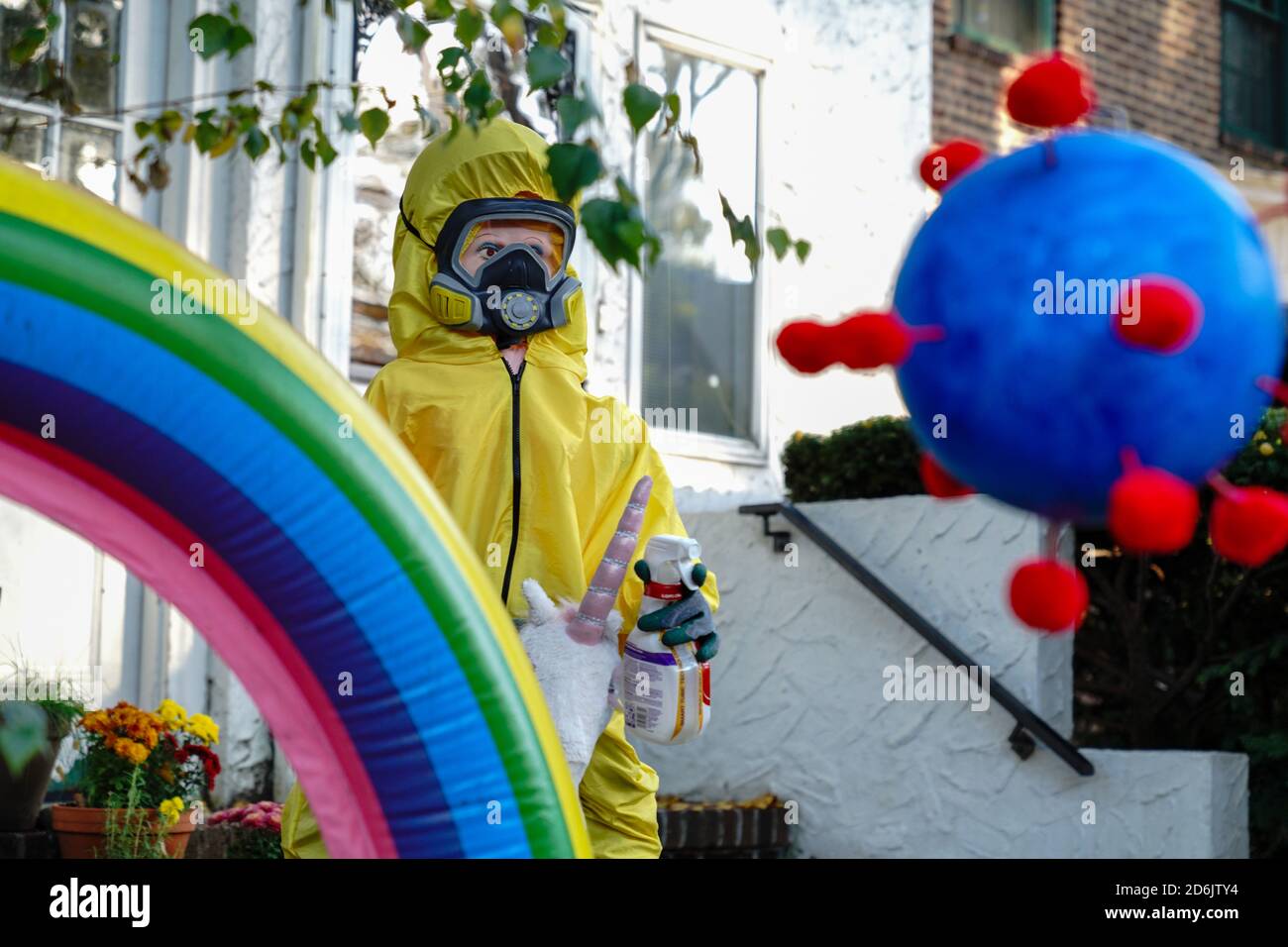 New York, États-Unis. 15 octobre 2020. Vue sur les décorations d'Halloween sur le thème Covid-19 à Sunnyside, Queens, New York. Crédit : SOPA Images Limited/Alamy Live News Banque D'Images New York, États-Unis. 15 octobre 2020. Vue sur les décorations d'Halloween sur le thème Covid-19 à Sunnyside, Queens, New York. Crédit : SOPA Images Limited/Alamy Live News Banque D'Images