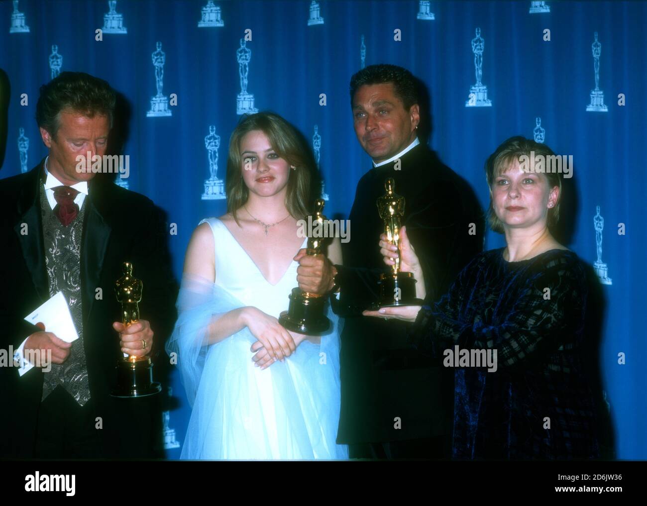 Los Angeles, Californie, États-Unis 25 mars 1996 l'artiste de maquillage  Peter Frampton, l'actrice Alicia Silverstone, l'artiste de maquillage Paul  Pattison et l'artiste de maquillage lois Burwell posent avec leurs oscars  pour le