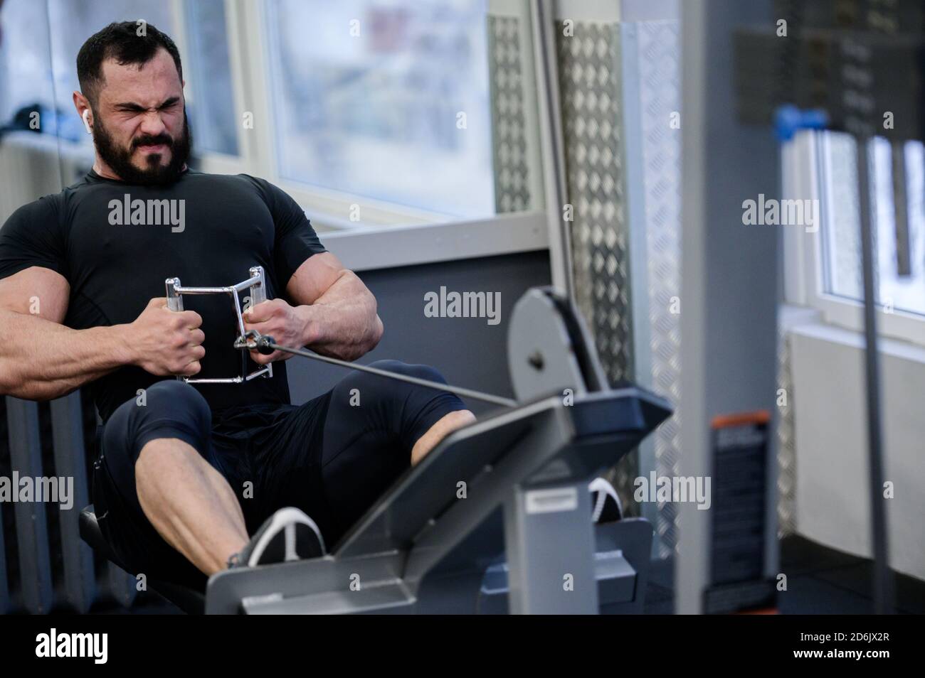 pas de douleur pas de gain concept de l'entraînement lourd barbu jeune athlète masculin dans la salle de sport faisant de l'exercice Banque D'Images