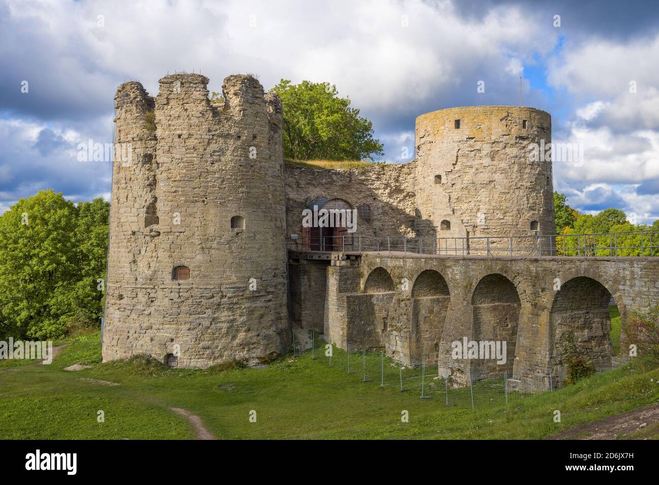 Les tours de la porte et le pont de l'ancienne forteresse de Koporskaya un après-midi de septembre. Leningrad, Russie Banque D'Images