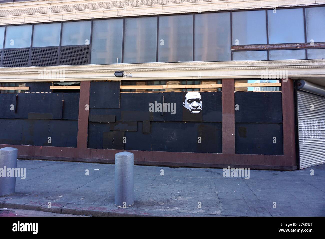 17 octobre 2020. Peinture du visage de George Floyd, Black Lives Matter art de rue, sur des fenêtres à bord. Market Street, San Francisco, Californie, États-Unis. Banque D'Images