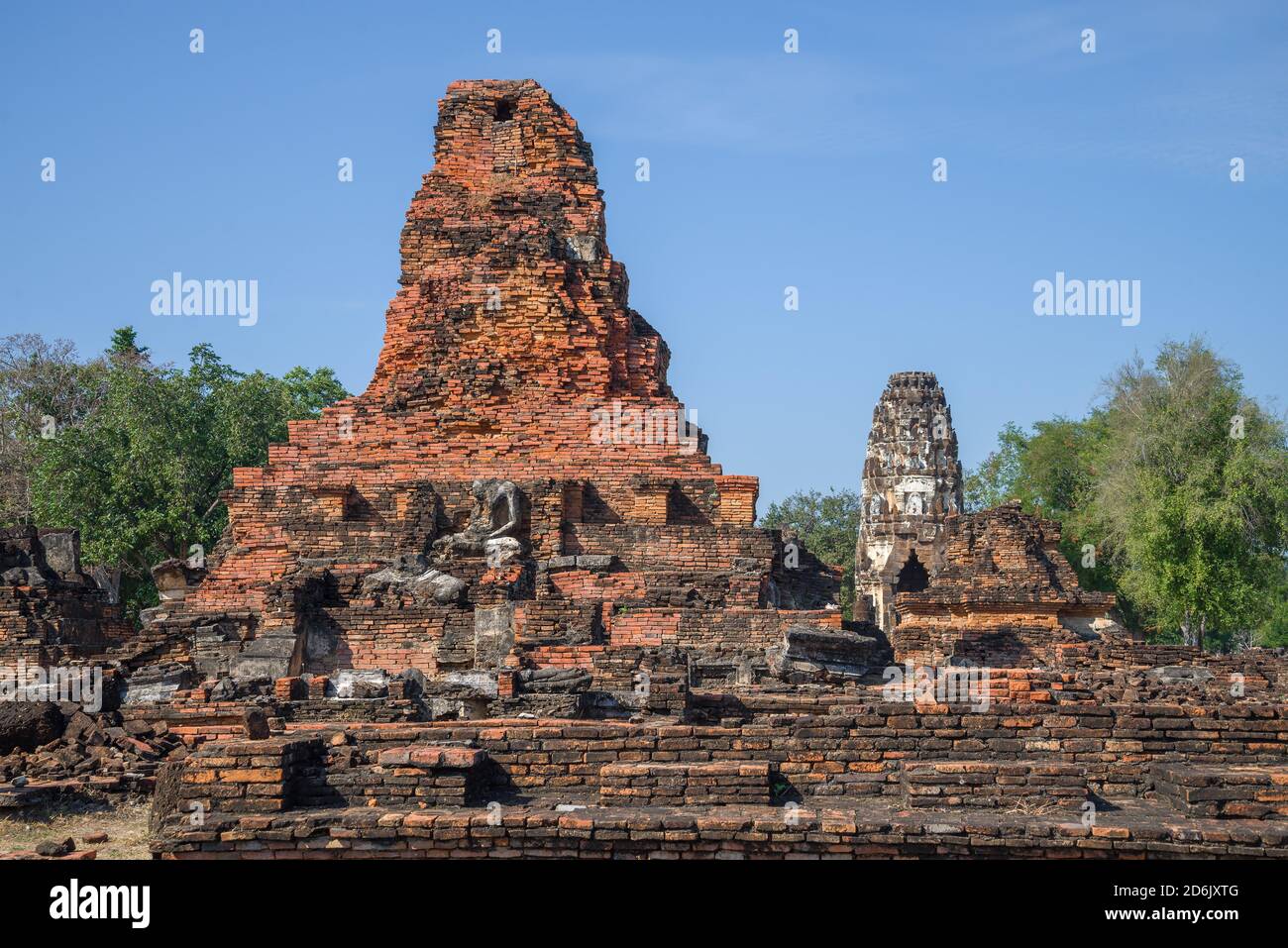Sur les ruines de l'ancien temple bouddhiste Wat Phra Pai Luang par une journée ensoleillée. Sukhothai, Thaïlande Banque D'Images