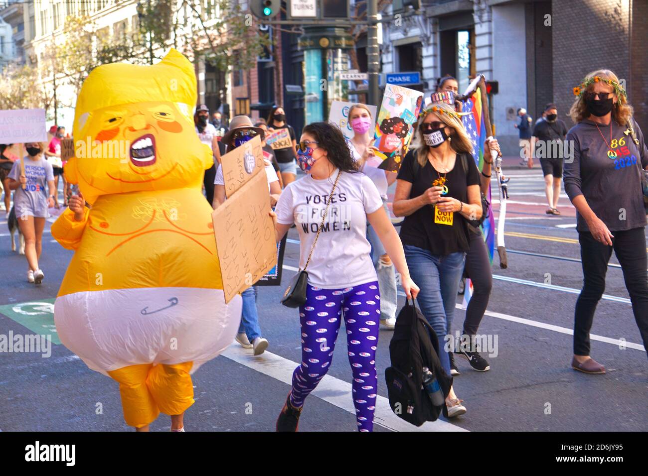 17 octobre 2020. San Francisco Marche des femmes après la mort de la juge de la Cour suprême Ruth Bader Ginsberg et avant l'élection présidentielle américaine. Banque D'Images
