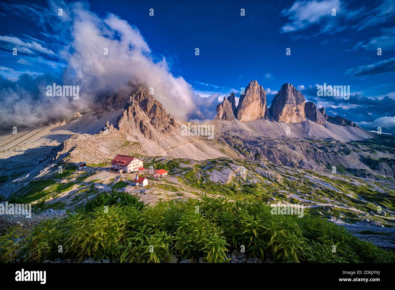 vue-panoramique-a-rienne-sur-le-groupe-de-montagnes-tre-cime-di