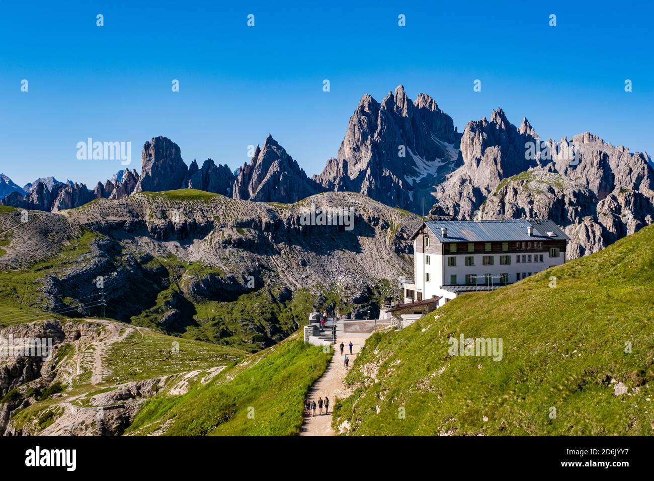 La cabane de montagne Auronzo, Rifugio Auronzo, le groupe de montagne Cadini di Misurina au loin. Banque D'Images