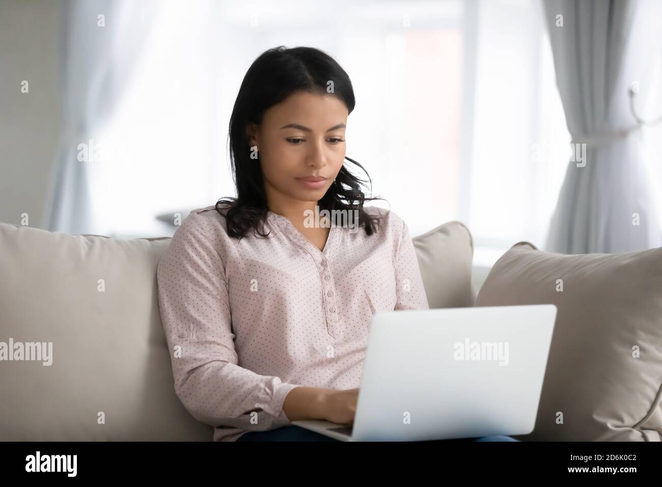Une femme afro-américaine travaille sur un ordinateur portable à la maison Banque D'Images