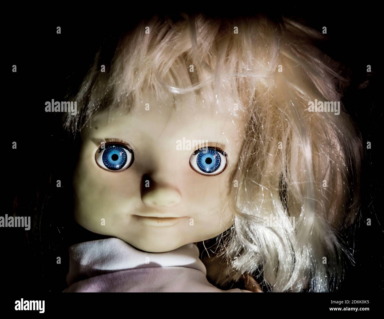 Visage de poupée de fille créepy. Il semble comme caractère de film d' horreur. Poupée de bébé en colère, peur de vivre fantôme. Concept  Halloween. Éclairage à faible intensité. Isolé o Photo Stock -