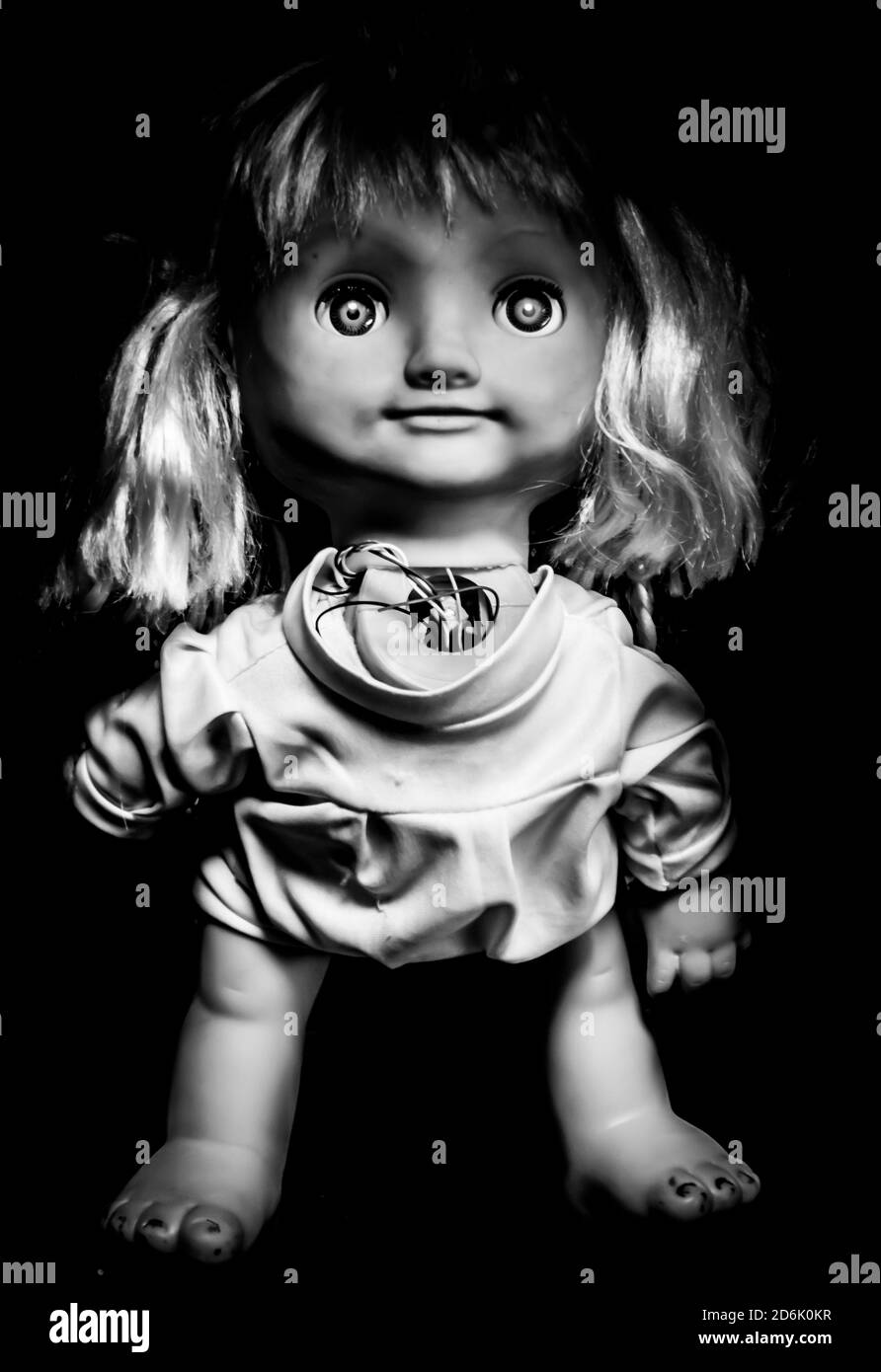 Visage De Poupee De Fille Creepy Il Semble Comme Caractere De Film D Horreur Poupee De Bebe En Colere Peur De Vivre Fantome Concept Halloween Prise De Vue En Noir Et Blanc Faible