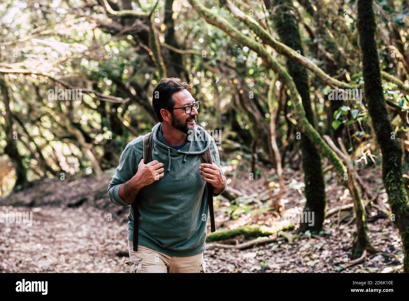Portrait de l'homme avec sac à dos en profitant des activités de loisirs en plein air de la marche dans la forêt de bois seule - les gens et la nature - excursion touristique avec gaifu Banque D'Images