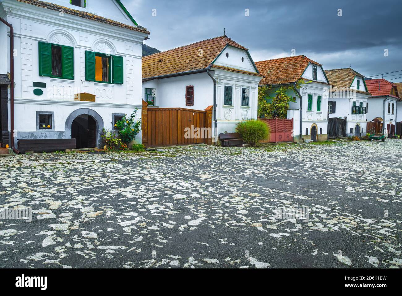Jolies maisons rurales blanchies à la chaux à Torocko. Vieilles maisons blanches en rangée avec rue pavée, Rimetea, comté d'Alba, Transylvanie, Roumanie, Europe Banque D'Images