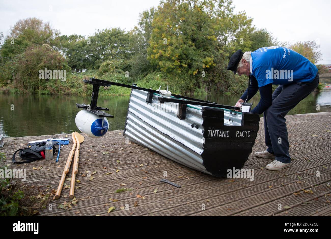 Michael Stanley, également connu sous le nom de « Major Mick », 80 ans, répare son bateau à Hunston, dans l'ouest du Sussex, alors qu'il se prépare à s'installer le long du canal de Chichester dans son bateau à rames fait maison, appelé le Tintanic. Le Major Mick, 80 ans, rame le long du canal de Chichester dans son bateau à rames fait maison, appelé le Tintanic, pour un défi caritatif de 100 miles, ramer 3 miles à la fois, pour recueillir des fonds pour l'Hospice St Wilfrid à Bosham. Banque D'Images