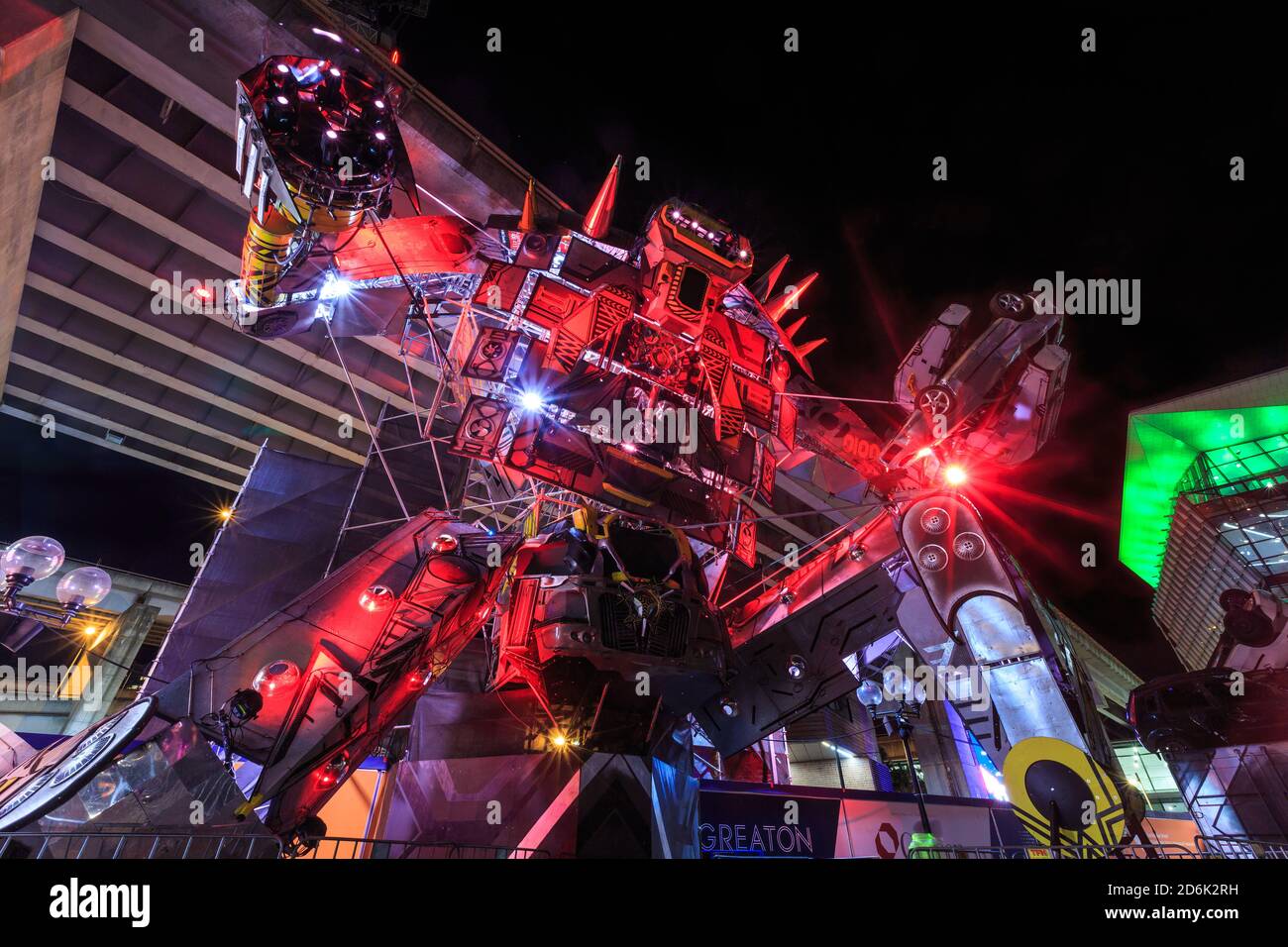 Une sculpture robot géante avec éclairage rouge coloré, dans le cadre du festival annuel « Vivid Sydney » à Sydney, en Australie Banque D'Images