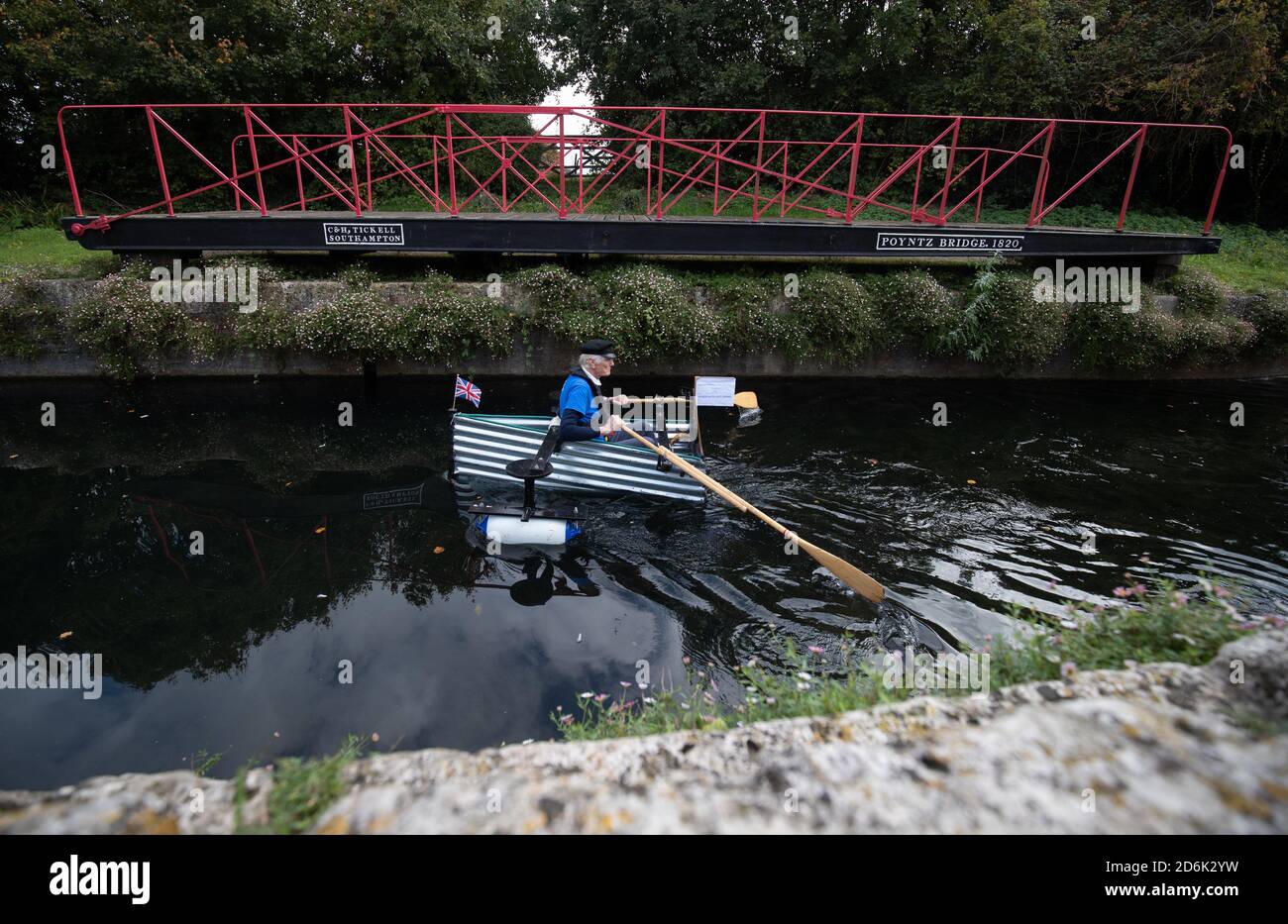 Michael Stanley, également connu sous le nom de « Major Mick », 80 ans, se trouve le long du canal de Chichester, West Sussex, dans son bateau à rames fait maison, appelé le Tintanic. Le Major Mick, 80 ans, rame le long du canal de Chichester pour un défi caritatif de 100 miles, rame 3 miles à la fois, afin de recueillir de l'argent pour l'Hospice St Wilfrid à Bosham. Banque D'Images