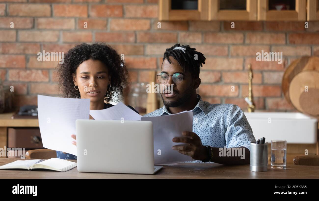 La famille afro-américaine gère le budget de la maison chez elle Banque D'Images