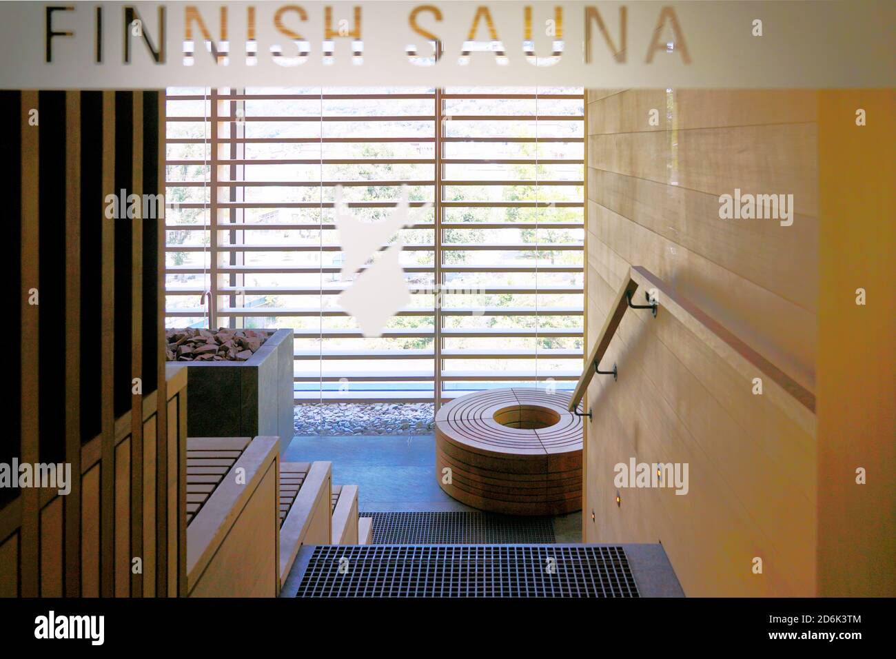 Vue de l'intérieur d'un sauna par une porte en verre fermée avec des mots écrits sauna finlandais. Banque D'Images
