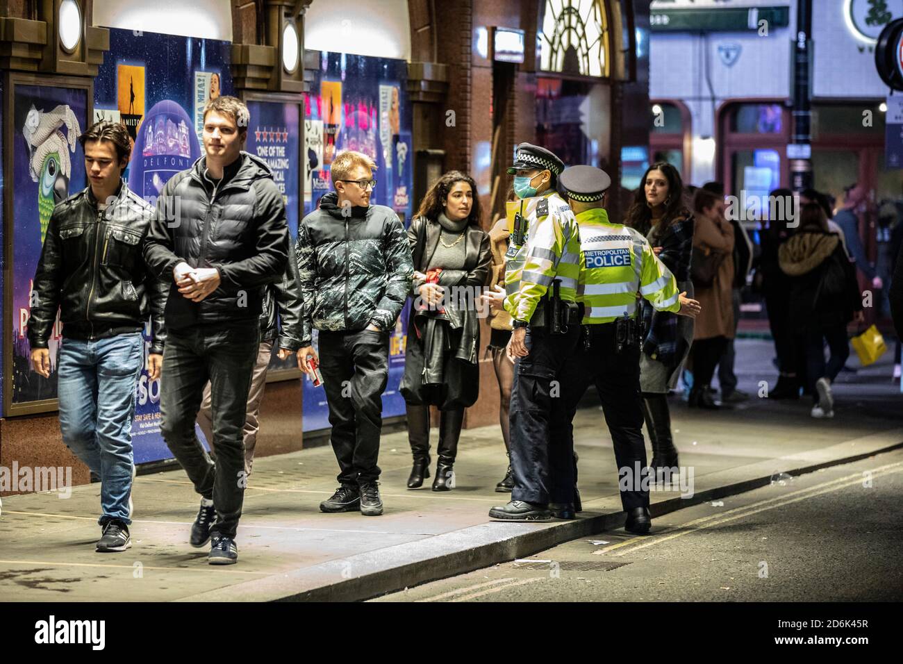 Police en patrouille sur Old Compton Street pendant ce qui est percievé comme la dernière nuit de la liberté comme verrouillage de niveau 2 est appliqué sur les rassemblements dans les restaurants et bars à Soho, Londres, Royaume-Uni crédit: Jeff Gilbert / Alay Live News Banque D'Images
