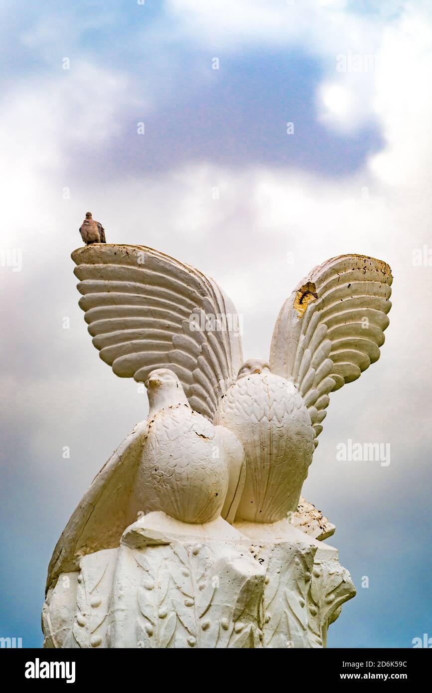 Une colombe sur une sculpture de colombes à Kusadasi, Turquie Banque D'Images