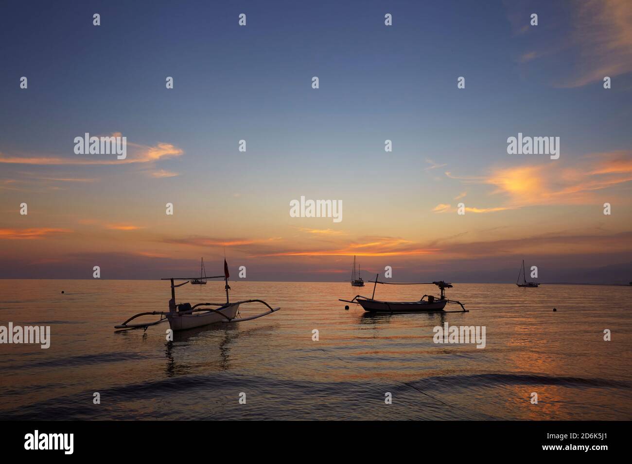 Lever de soleil sur des bateaux de pêche à Bali. Banque D'Images