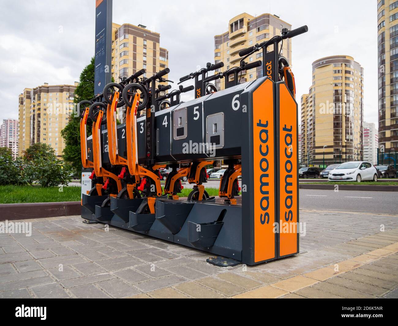 Russie, Voronezh - 2019 août 24 : parking avec scooters électriques dans le RC 'Olympique', Voronezh Banque D'Images