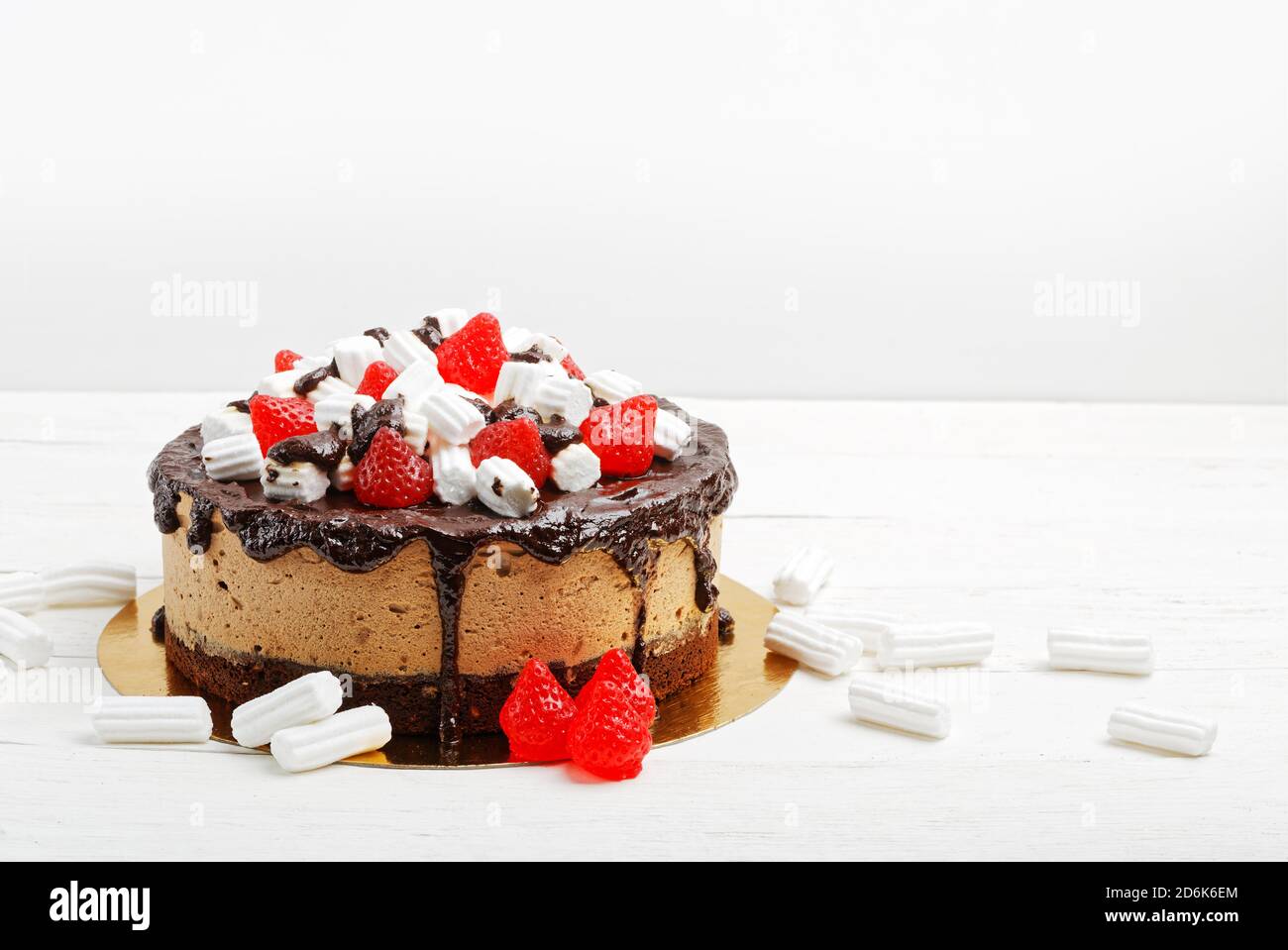 Gateau Maison A La Mousse De Banane Decore De Ganache De Guimauves Et De Marmelade En Forme De Baies Sur Une Table En Bois Blanc Photo Stock Alamy