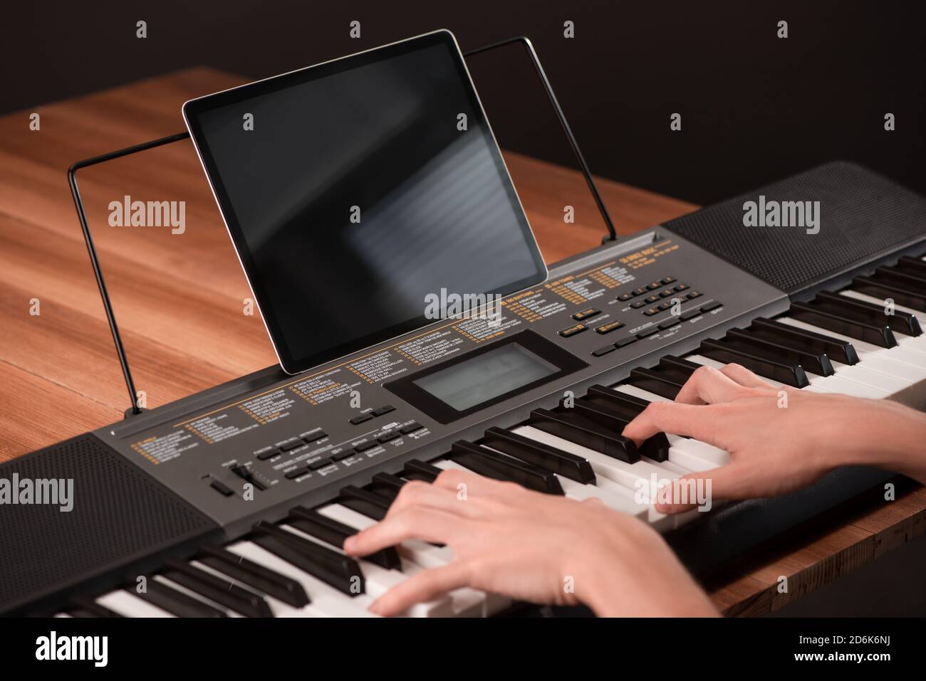 Garçon apprenant à jouer du piano pendant une leçon en ligne avec un  enseignant Photo Stock - Alamy