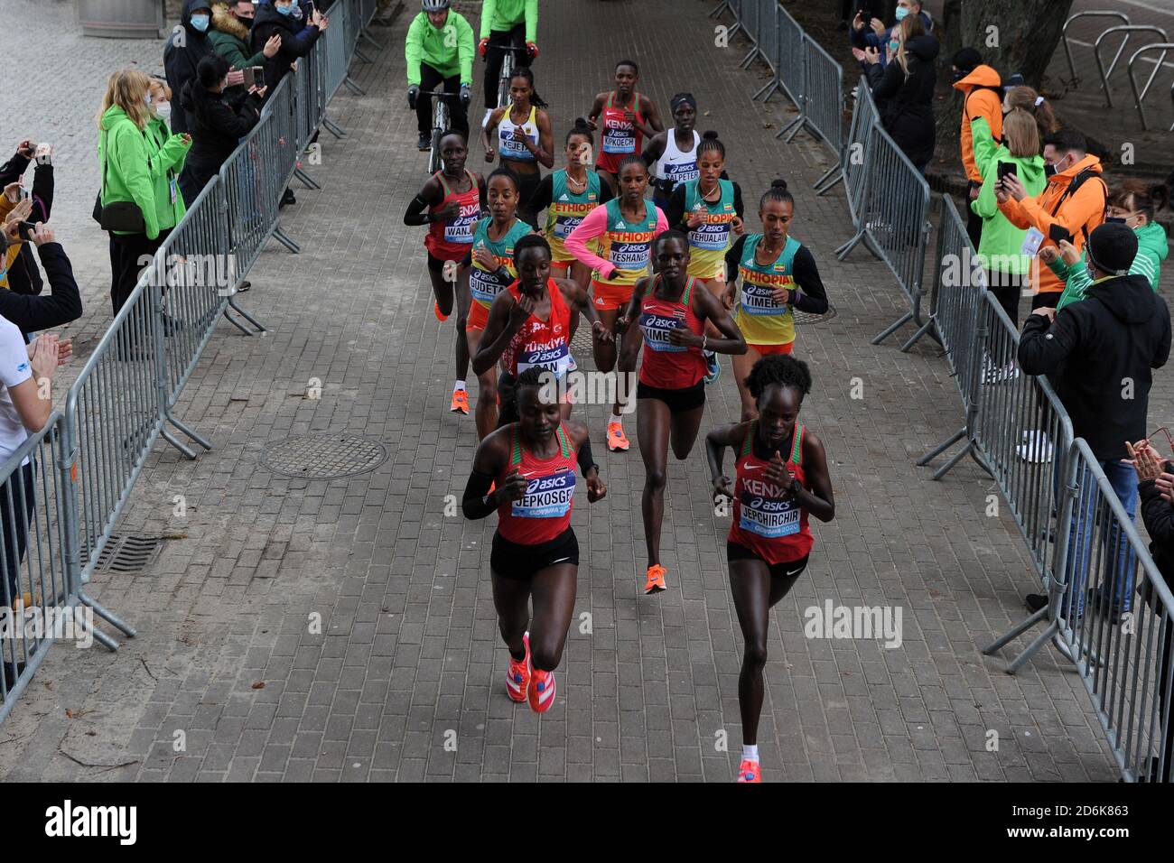 Joyciline Jepkosgei (KEN), Yasemin CAN (TUR), Dorcas Kimeli (KEN) et Peres Jepchirchir (KEN) sont à la tête de la course féminine aux Championnats du monde d'athlétisme de semi-marathon, le samedi 17 octobre 2020, à Gdynia, en Pologne. Jepchirhir a gagné dans un monde meilleur 1:05:16. (IMAGES IOS/ESPA) Banque D'Images