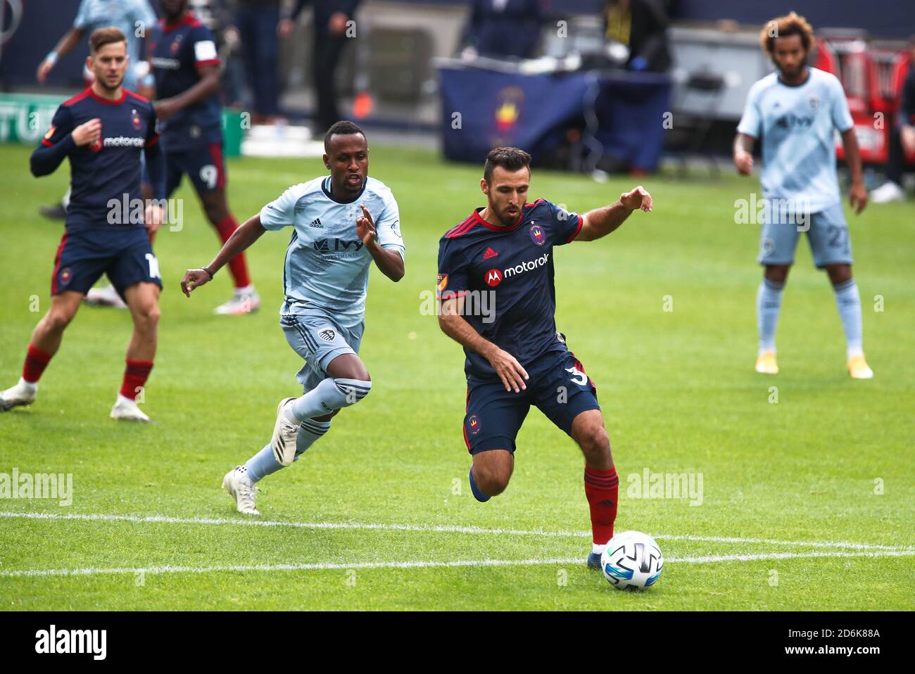 Chicago, États-Unis . 17 octobre 2020. Le défenseur du Chicago Fire FC Jonathan Bornstein (3) court avec le ballon du milieu de terrain Sporting KC Gadi kinda (17) lors d'un match MLS à Solider Field, le samedi 17 octobre 2020, à Chicago, Illinois. Le Fire Tie Sporting KC 2-2 (IOS/ESPA-Images) Credit: European Sports photo Agency/Alay Live News Banque D'Images