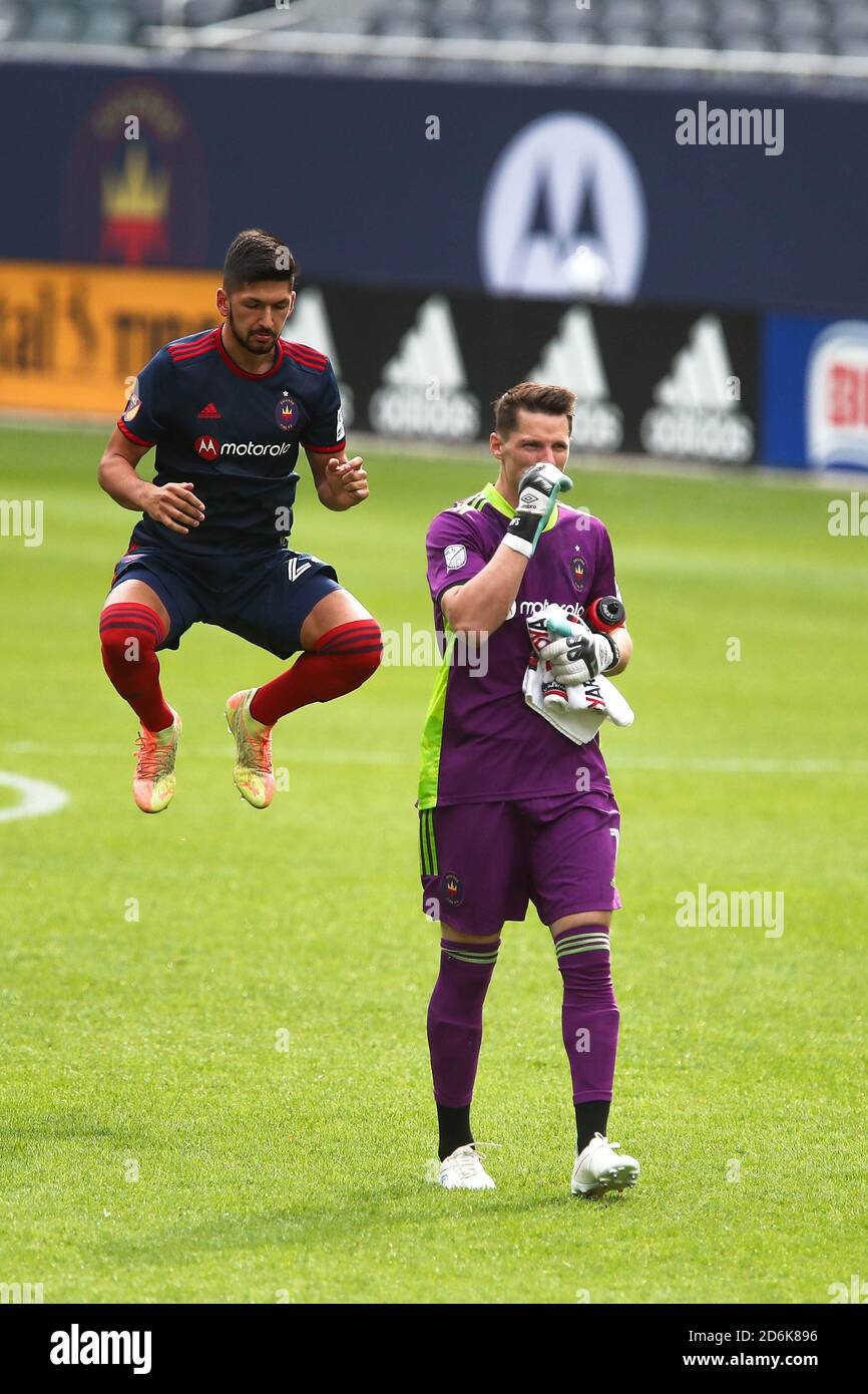 Chicago, États-Unis . 17 octobre 2020. Mauricio Pineda, défenseur du FC Chicago Fire (22) et Bobby Shuttleworth (1) lors d'un match MLS contre la ville Sporting Kanas à Solider Field, le samedi 17 octobre 2020, à Chicago, Illinois . Le Fire Tie Sporting KC 2-2 (IOS/ESPA-Images) Credit: European Sports photo Agency/Alay Live News Banque D'Images