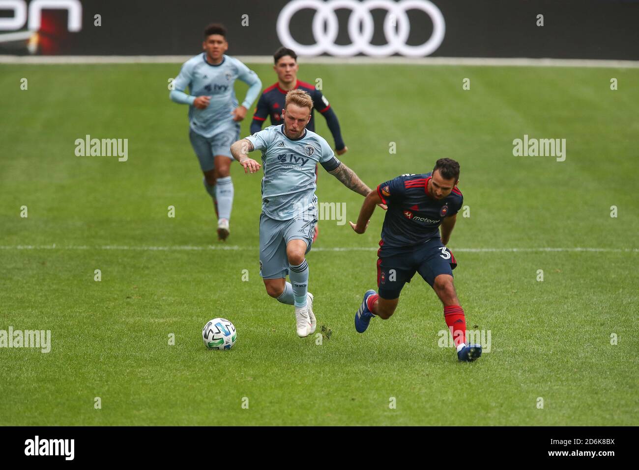 Chicago, États-Unis . 17 octobre 2020. Johnny Russell (7), un joueur du KC, dribbles le ballon devant le défenseur du Chicago Fire FC Jonathan Bornstein (3) lors d'un match MLS au stade de Solider Field, le samedi 17 octobre 2020, à Chicago, Illinois. Le Fire Tie Sporting KC 2-2 (IOS/ESPA-Images) Credit: European Sports photo Agency/Alay Live News Banque D'Images