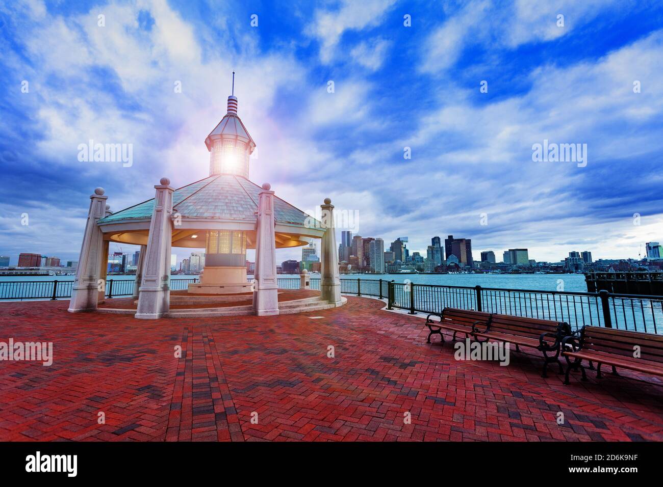 East Boston Piers Park Gazebo avec phare dans le vue panoramique sur le centre-ville le soir Banque D'Images