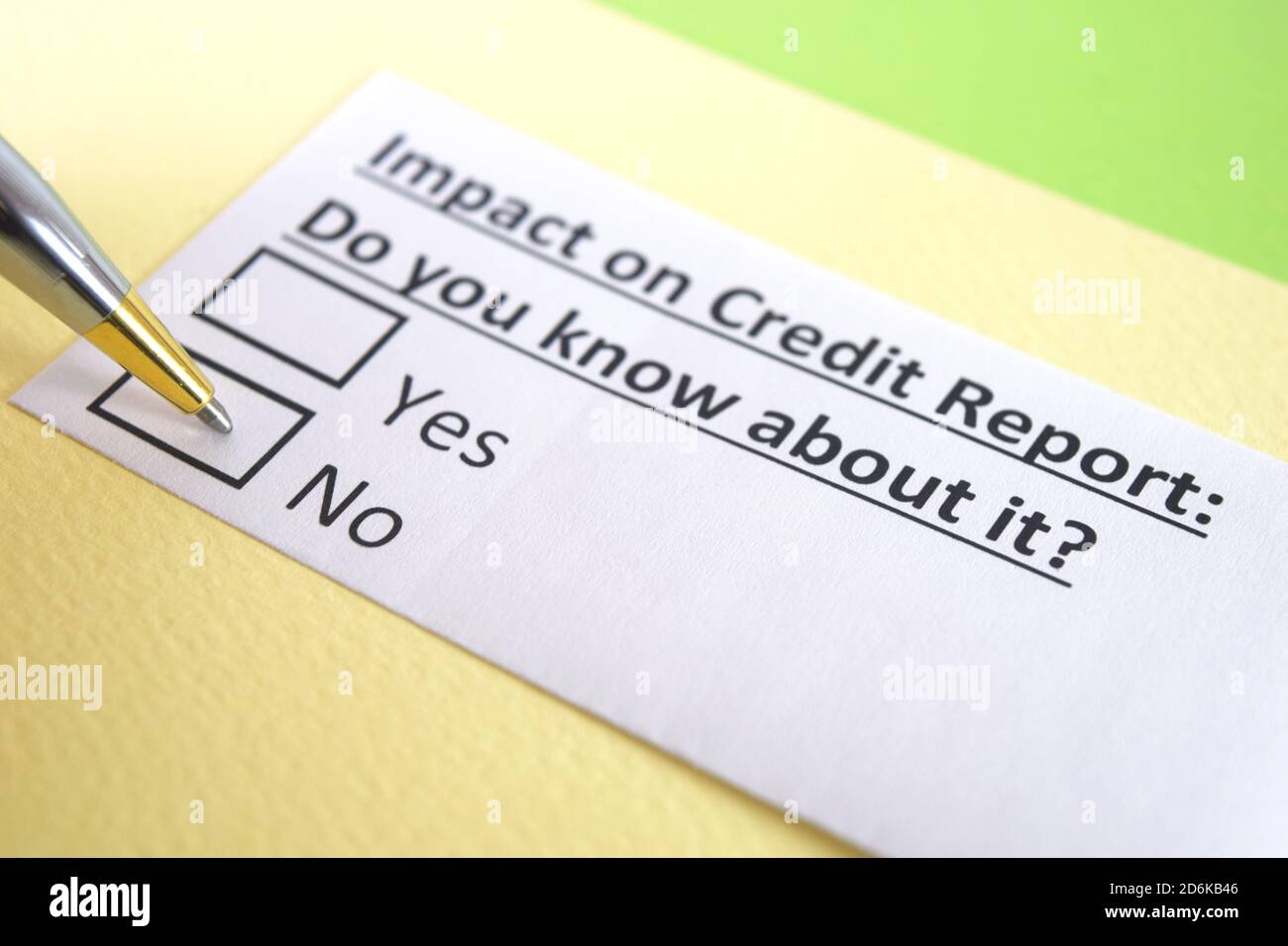 Une personne répond à une question sur le rapport de crédit. Banque D'Images
